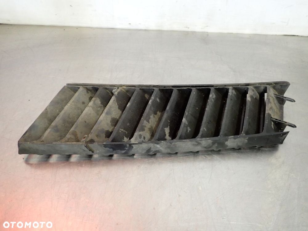 KRATKA WLOT POWIETRZA PRAWY TYŁ VOLKSWAGEN T3 - 3