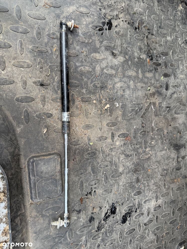 SIŁOWNIK KLAPY BAGAŻNIKA TOYOTA LAND CRUISER 120 2002-2009 - 1