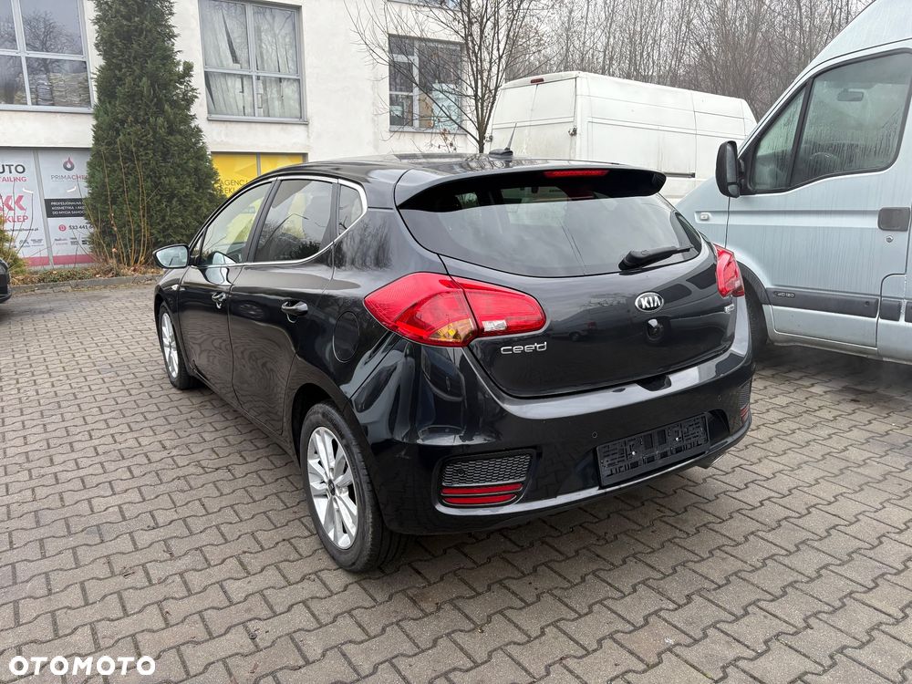 Kia Ceed 1.6 CRDi 136 ISG Dream Team Edition - 4