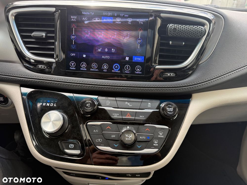 Chrysler Pacifica - 32