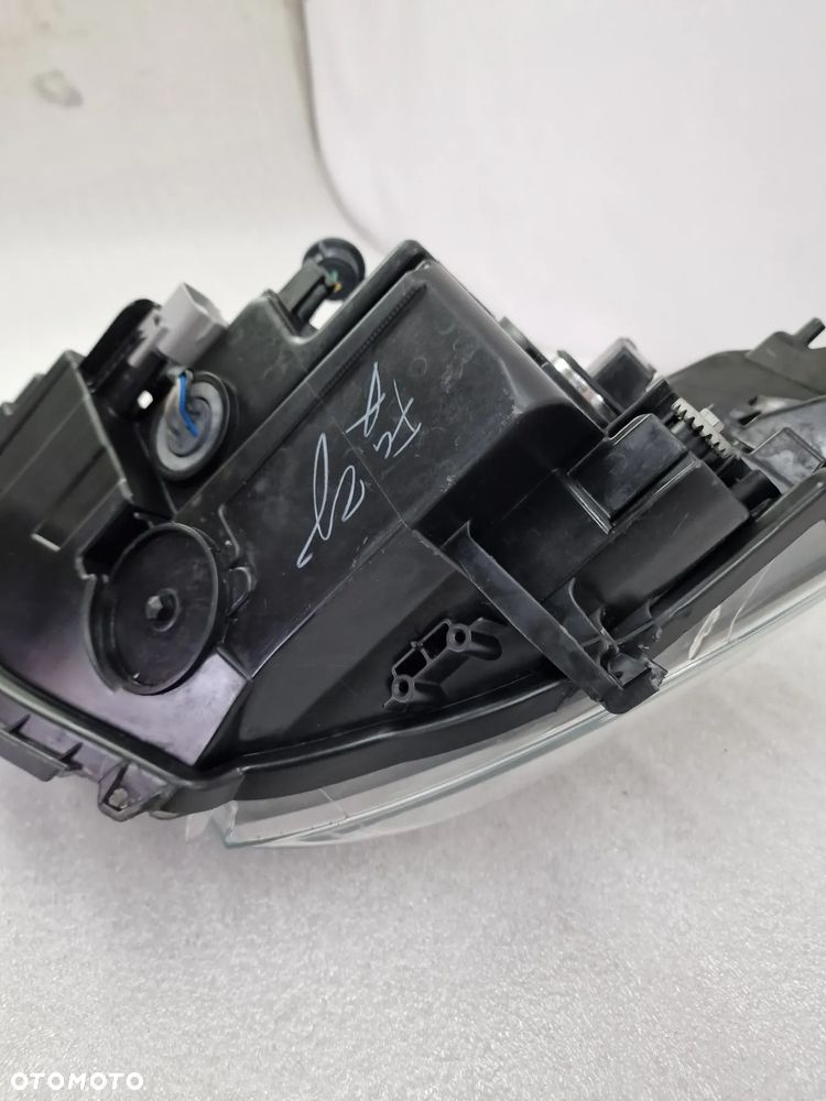 TOYOTA YARIS III 3 LIFT 17- PRAWA LAMPA PRZEDNIA PRZÓD SOCZEWKA , NR AUKCJI LA396 - 13