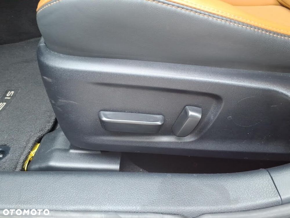 Lexus IS 200t - 19