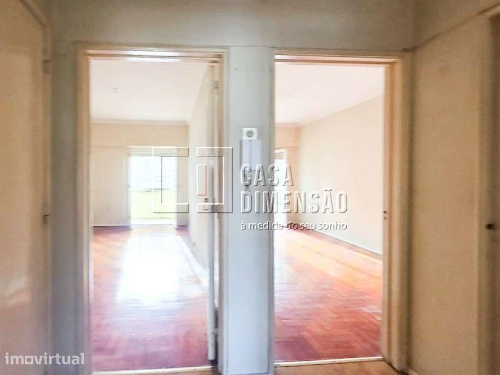Apartamento de tipologia T2, para recuperar, em Benfica!! - Grande imagem: 2/8