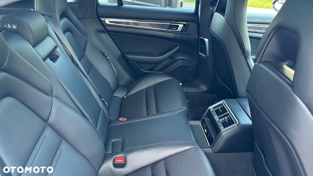 Porsche Panamera Turbo Sport Turismo - 36