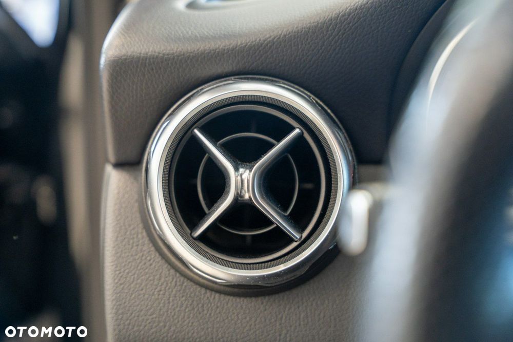 Mercedes-Benz GLA 200 7G-DCT - 20