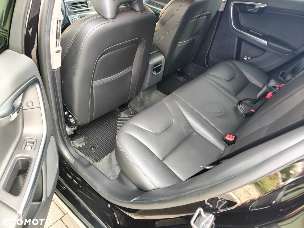 Volvo V60 Cross Country - 9