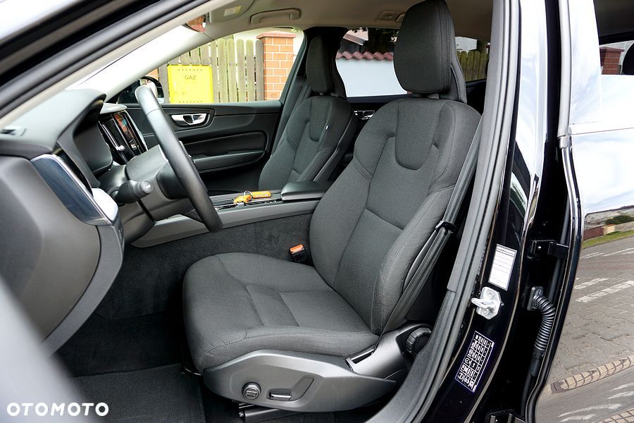 Volvo XC 60 B4 D AWD Geartronic Momentum Pro - 23