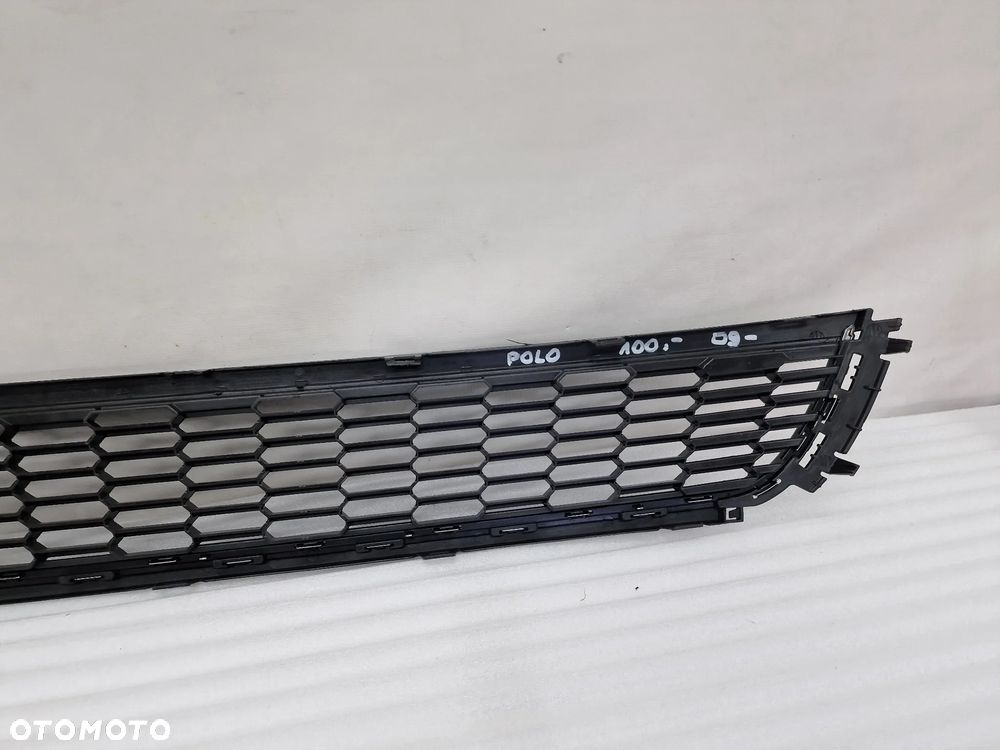 VW POLO 6R0 08- KRATKA ŚRODKOWA ZDERZAKA PRZEDNIEGO Z CHROMEM , NR 6R0853677B , NR AUKCJI K167 - 6