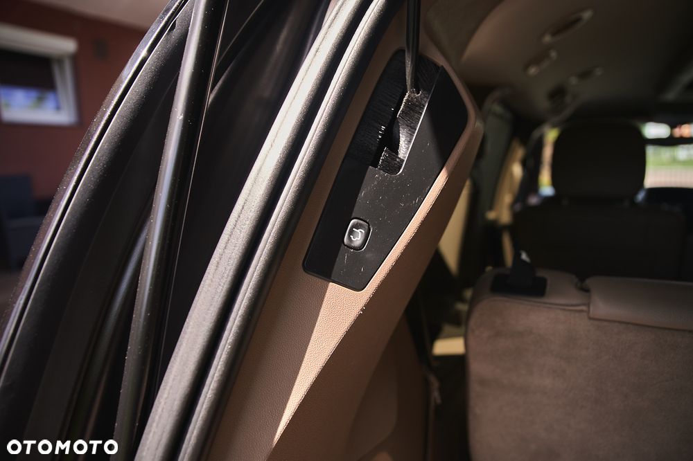 Chrysler Town & Country - 33