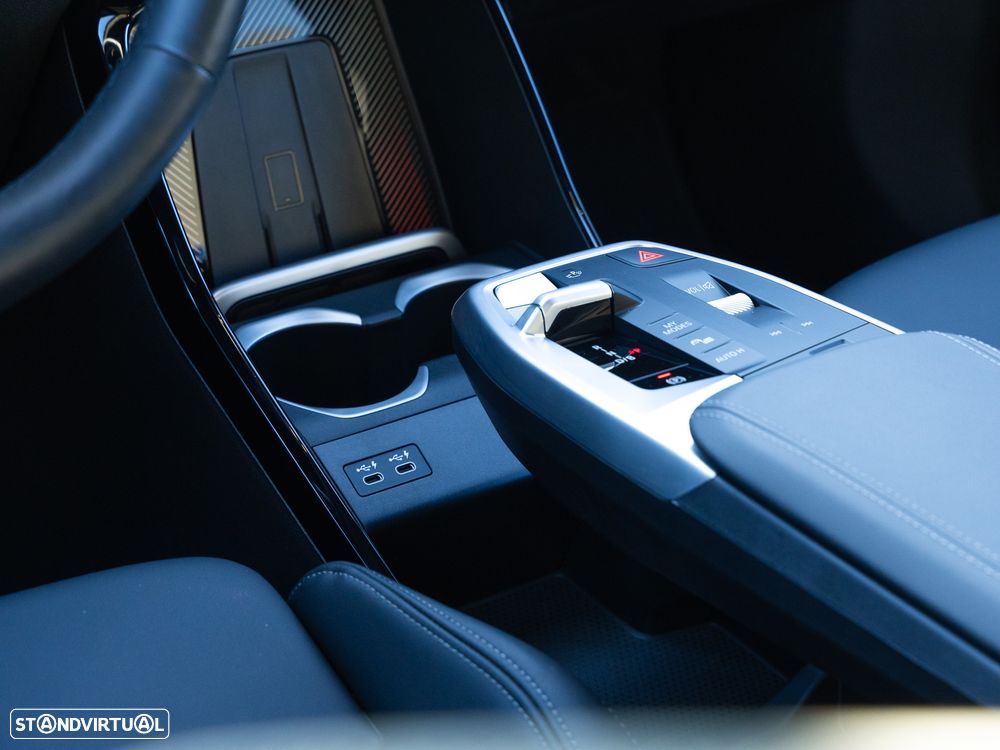 BMW iX2 eDrive20 Pack Desportivo M - 17