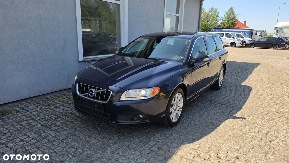 Volvo V70 2.5T Momentum - 1