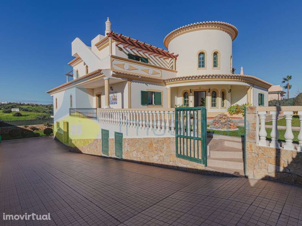 Moradia V8, com piscina, salão de jogos, garagem e AL ativo - Grande imagem: 2/60