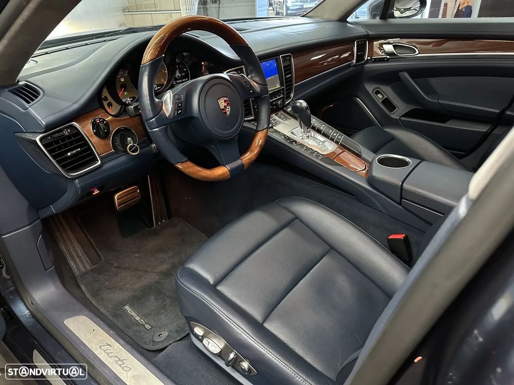 Porsche Panamera Turbo PDK - 32