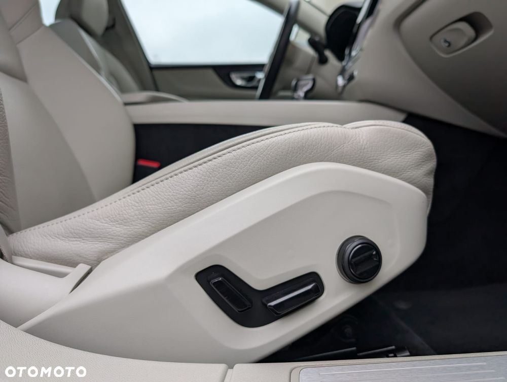 Volvo S60 T5 Momentum Pro - 25