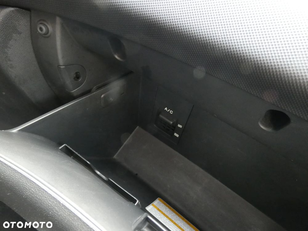 Hyundai i30 1.4 Comfort World Cup - 32