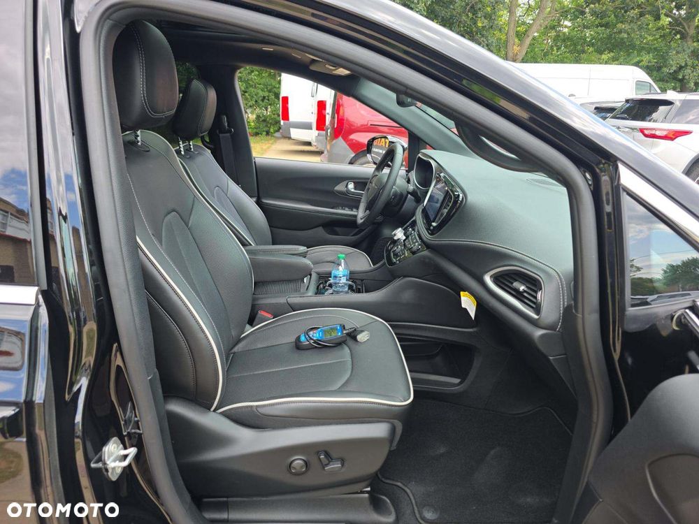 Chrysler Pacifica - 13