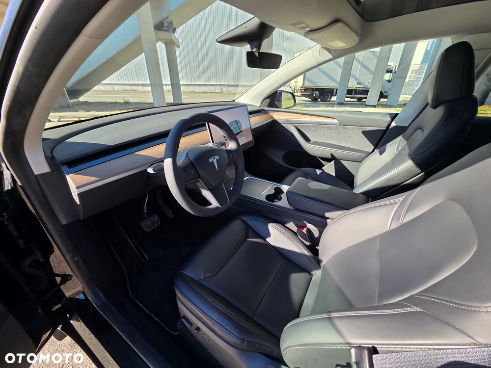 Tesla Model Y - 10