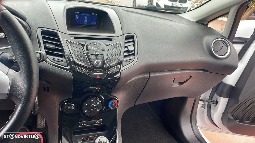 Ford Fiesta 1.0 EcoBoost S&S TITANIUM - 28