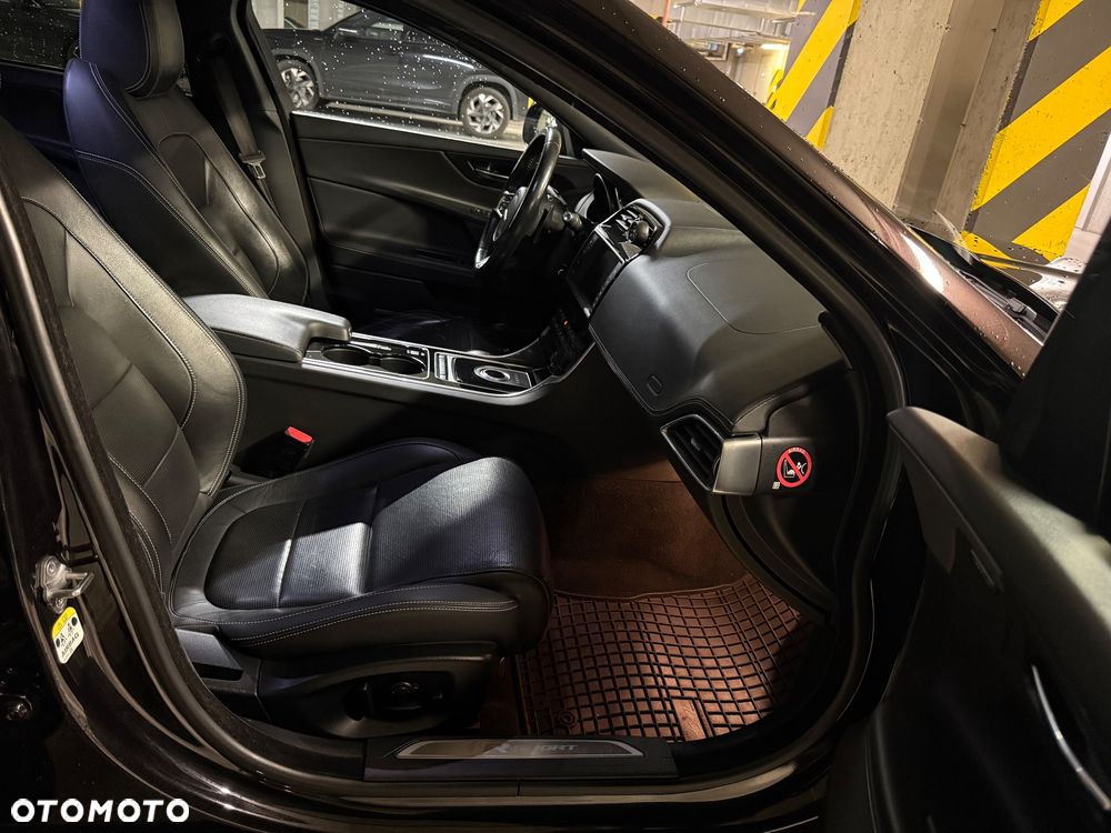 Jaguar XE - 16