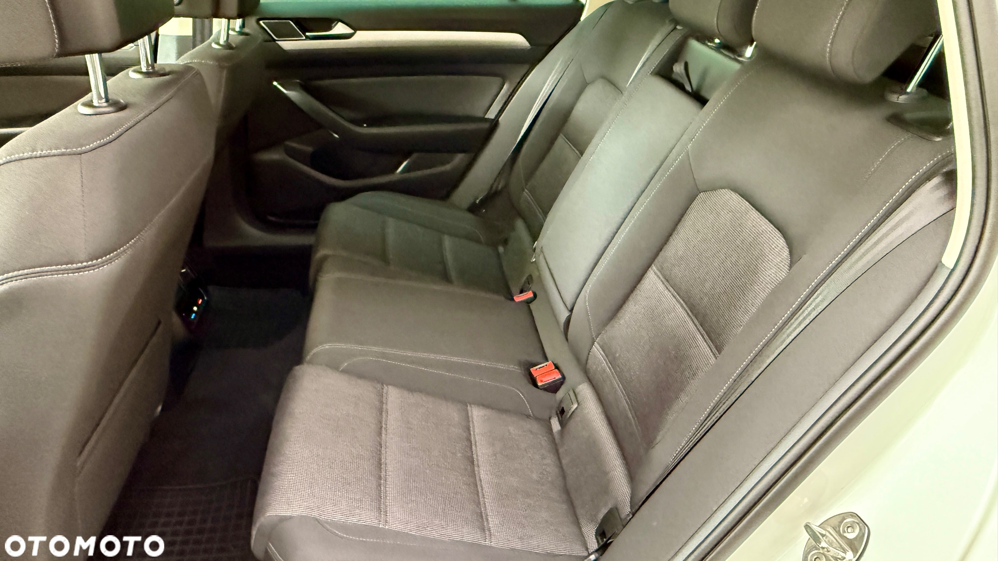 Volkswagen Passat Variant 1.6 TDI SCR DSG Comfortline - 18