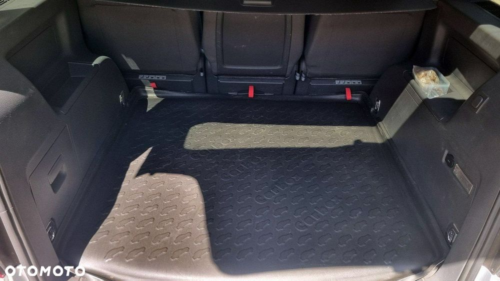 Volkswagen Touran - 16