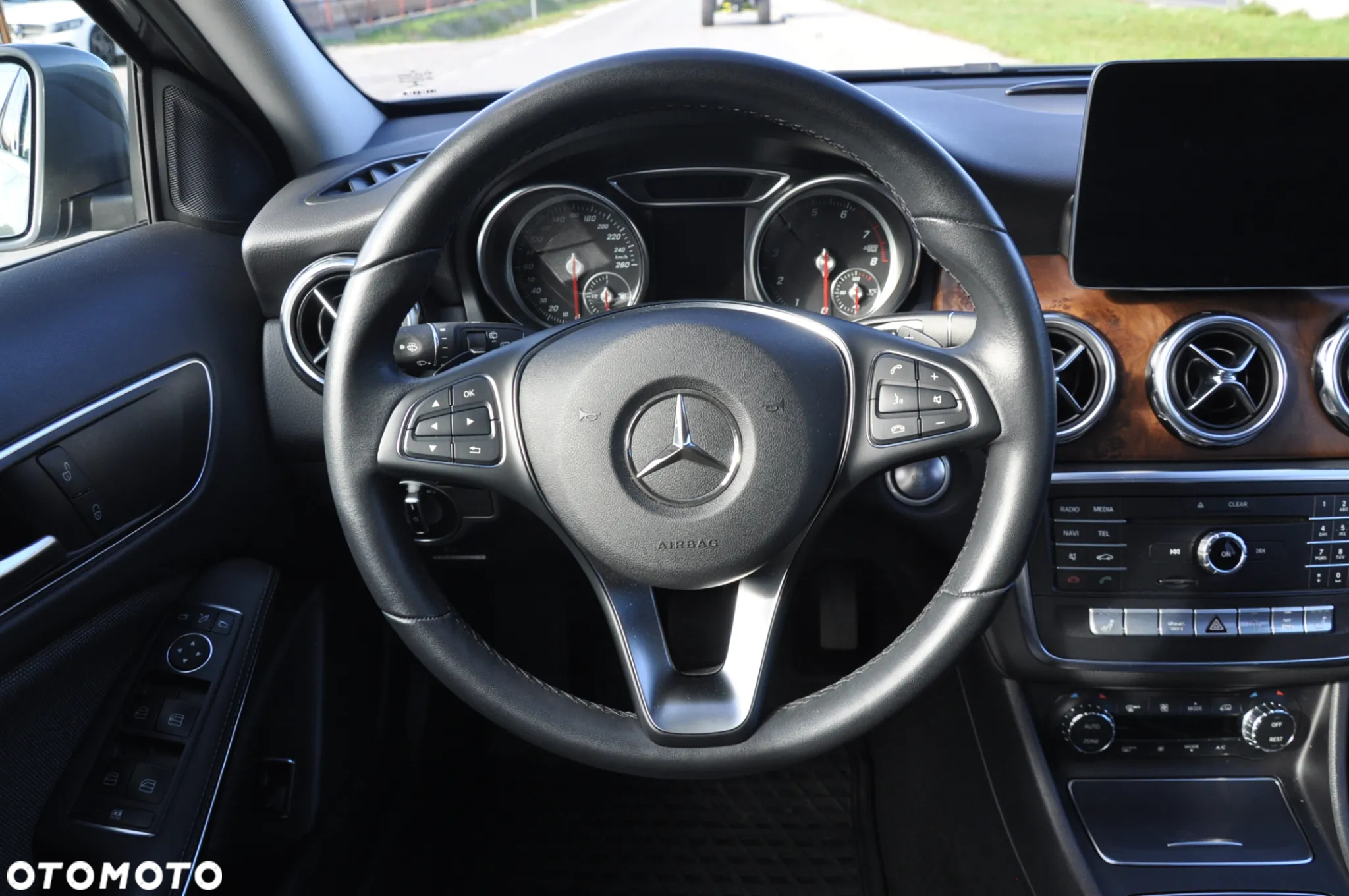 Mercedes-Benz GLA 180 7G-DCT - 10