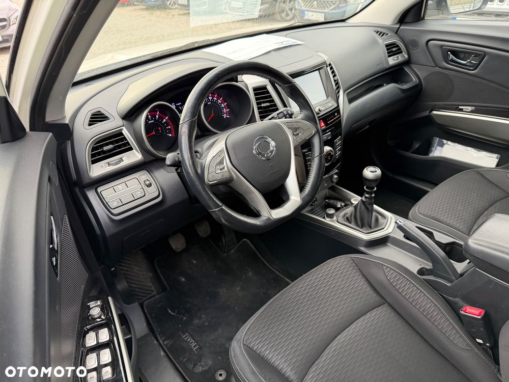 SsangYong/KGM Tivoli e-XGi 160 2WD Black+White - 38