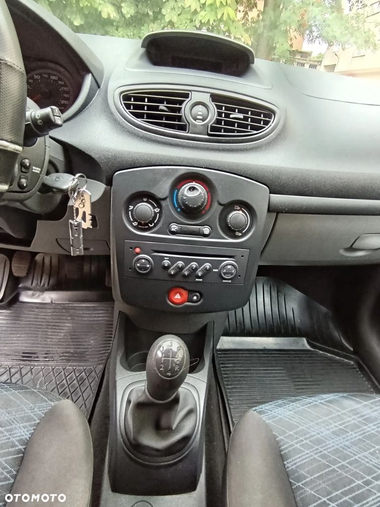 Renault Clio 1.2 16V Authentique - 29