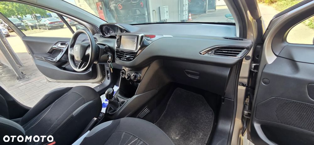 Peugeot 208 - 36