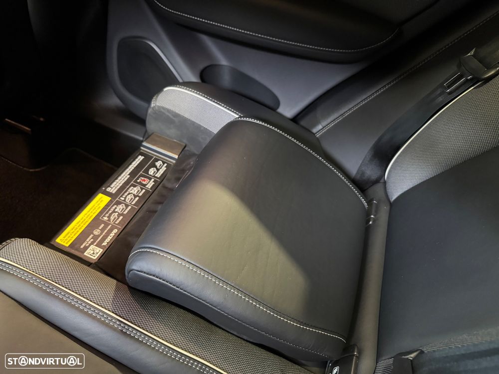 Volvo XC 60 2.0 T6 PHEV R-Design AWD - 47
