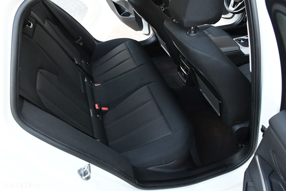 BMW Seria 3 318d mHEV - 19