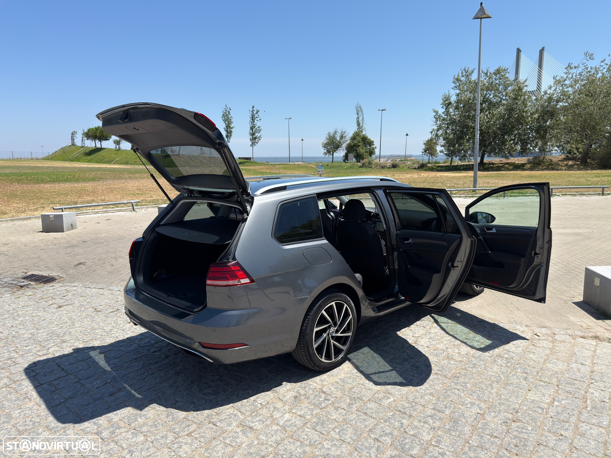 VW Golf Variant 1.6 TDi Confortline DSG - 31