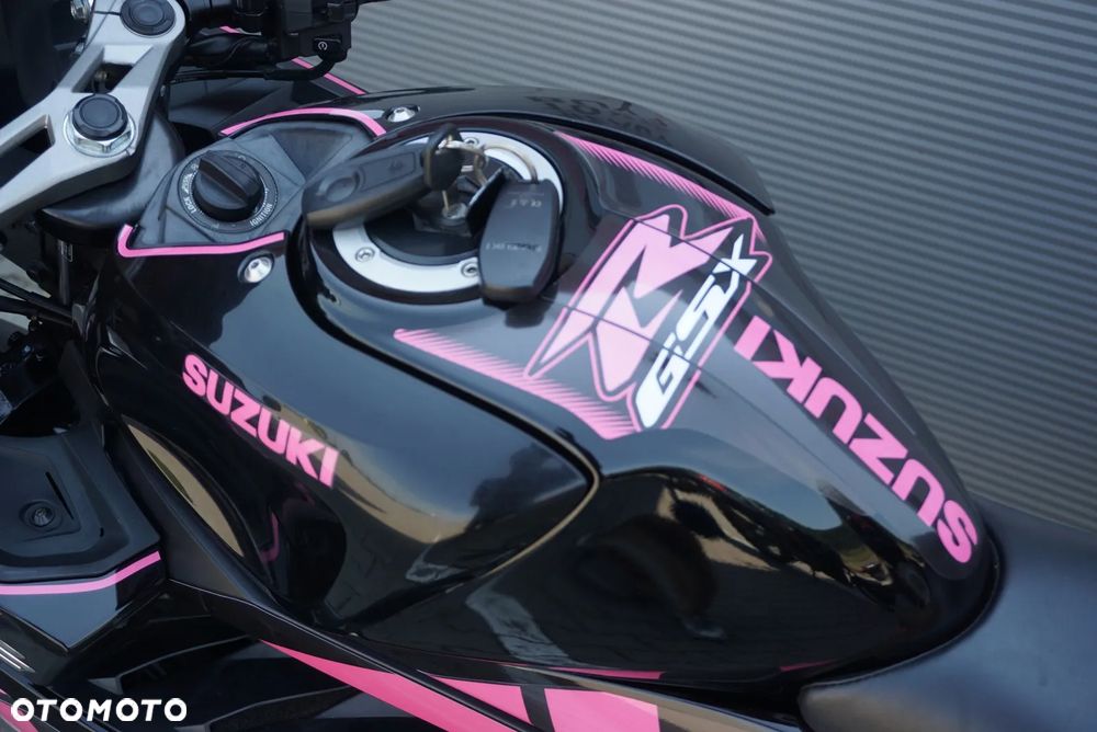 Suzuki GSX - 16
