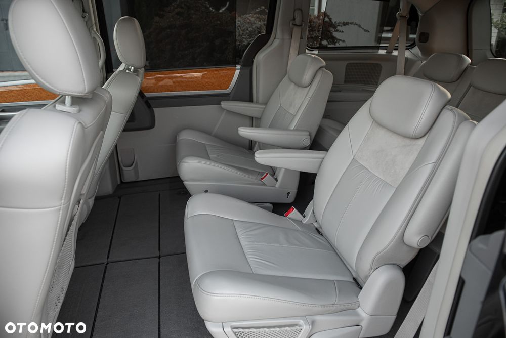 Chrysler Town & Country - 18