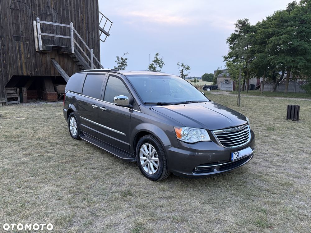 Chrysler Town & Country - 1