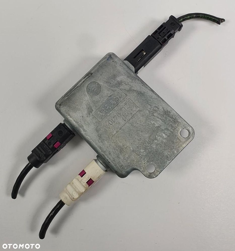 WZMACNIACZ ANTENY MERCEDES W204 A4638203789 - 2