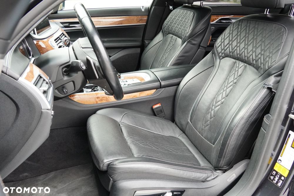 BMW Seria 7 750Li xDrive - 32