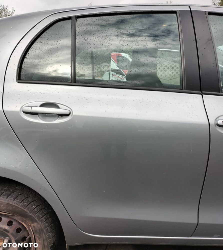 KLAPA BAGAŻNIKA SZYBA TYŁ TYLNA TOYOTA YARIS II 1.3 VVTI KOD 1F8 - 9