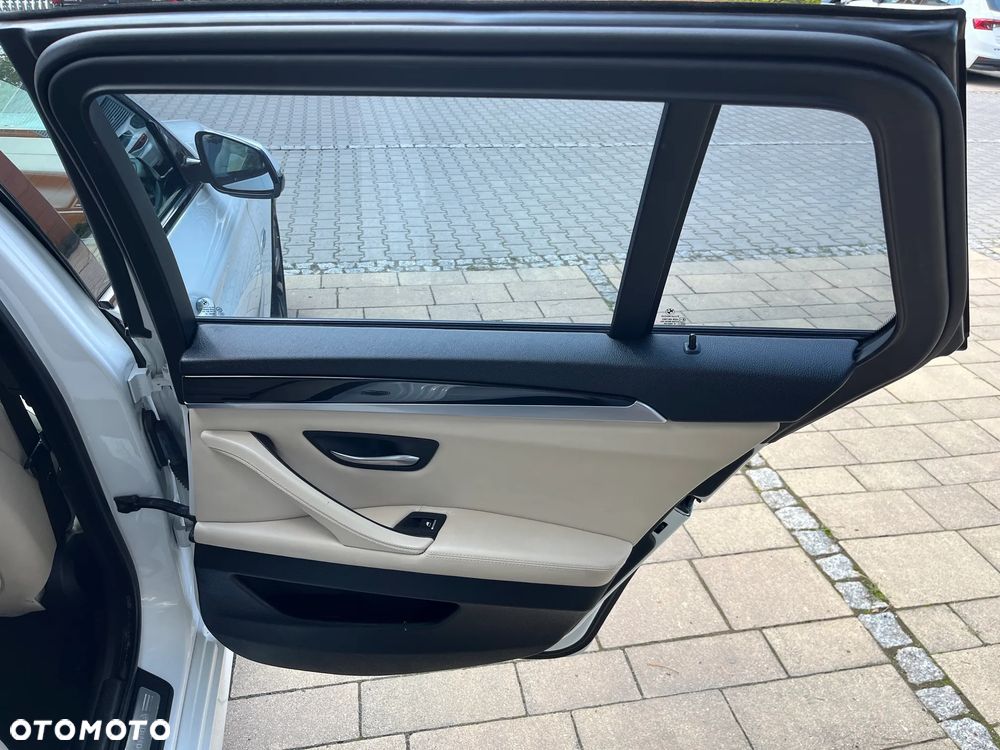 BMW Seria 5 525d xDrive - 12