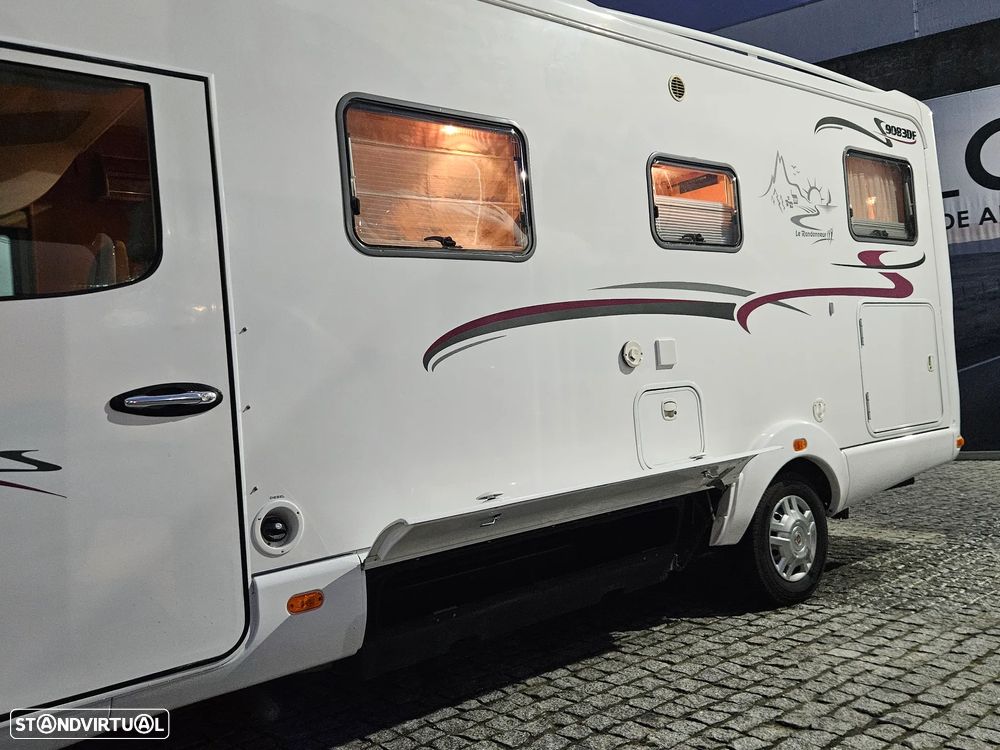 Rapido Le Randonneur 9083DF CHASSI AL-KO CAMA TRANSVERSAL + BASCULANTE - 15