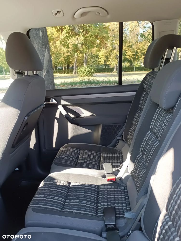 Volkswagen Touran - 12