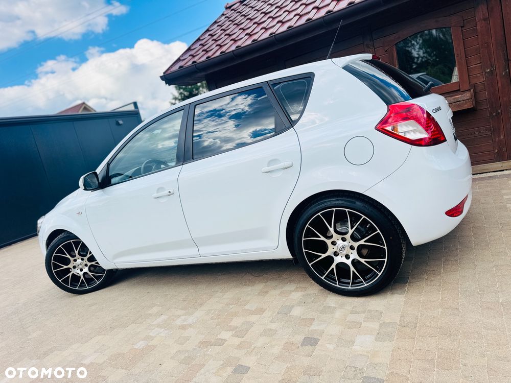 Kia Ceed 1.4 CVVT Dream-Team Edition - 17
