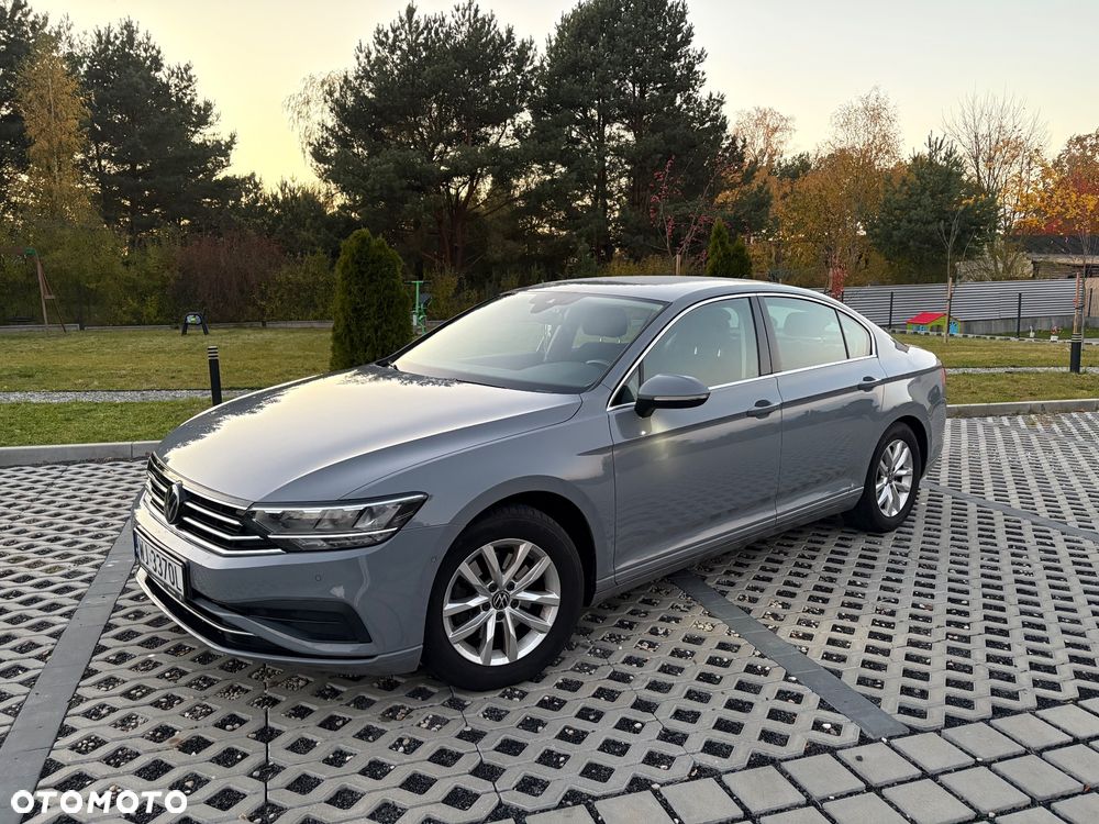 Volkswagen Passat - 1