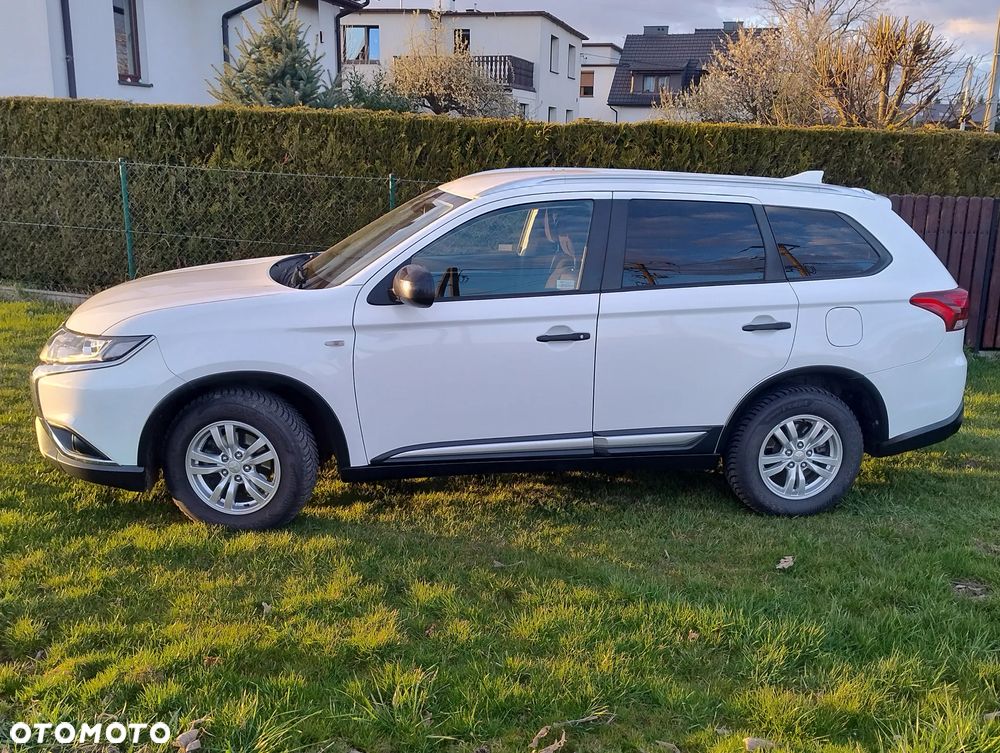 Mitsubishi Outlander 2.0 Invite + 2WD - 1
