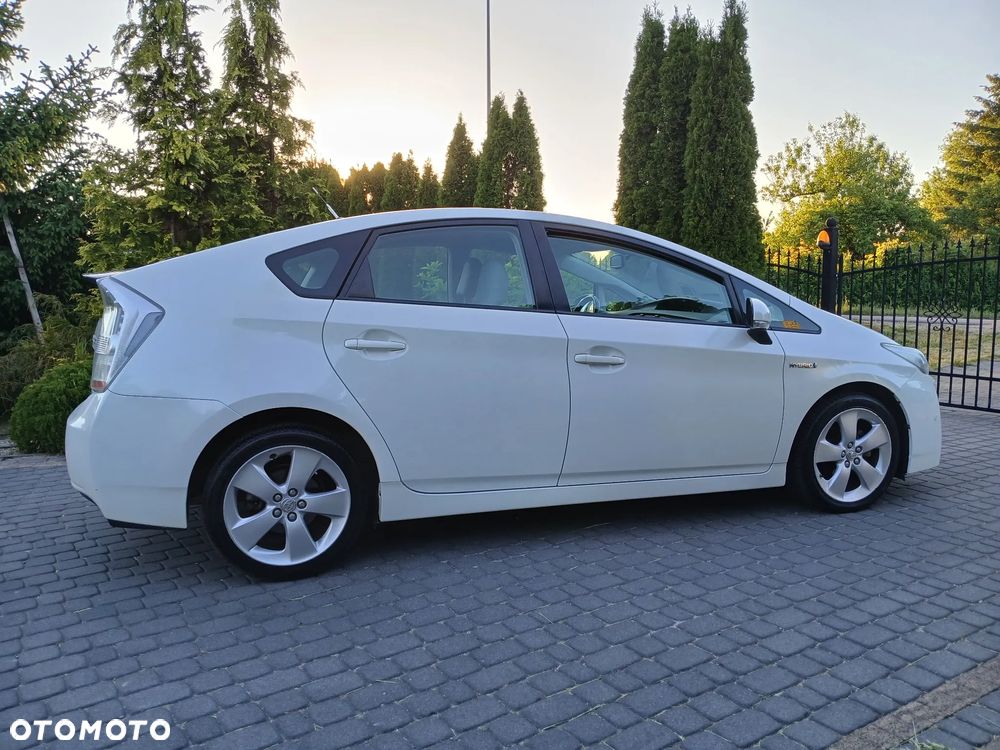 Toyota Prius (Hybrid) Executive - 12