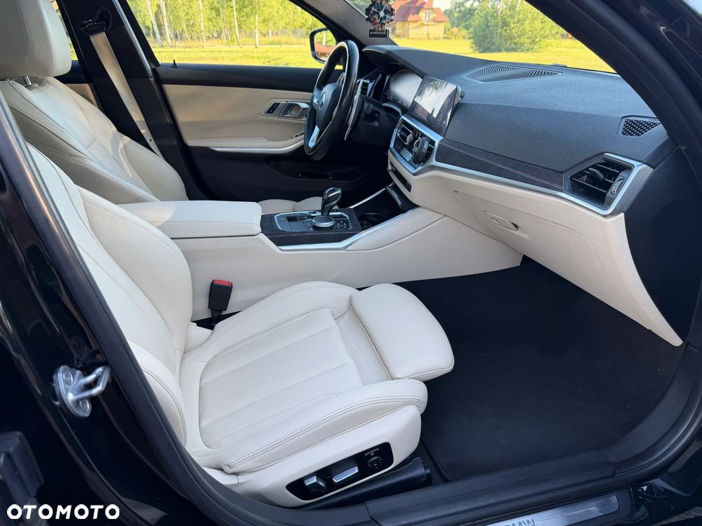 BMW Seria 3 330i M Sport - 29