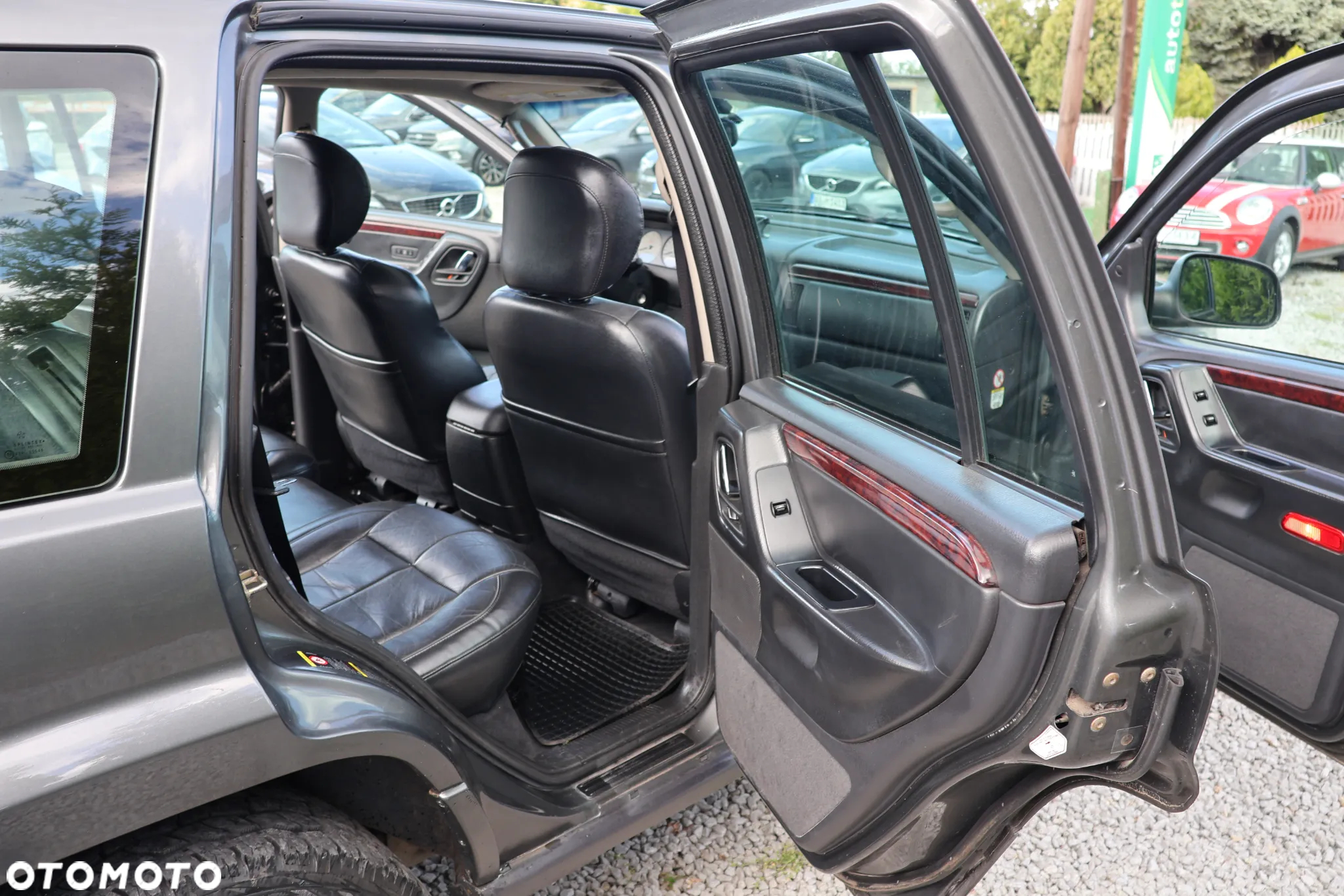 Jeep Grand Cherokee - 12