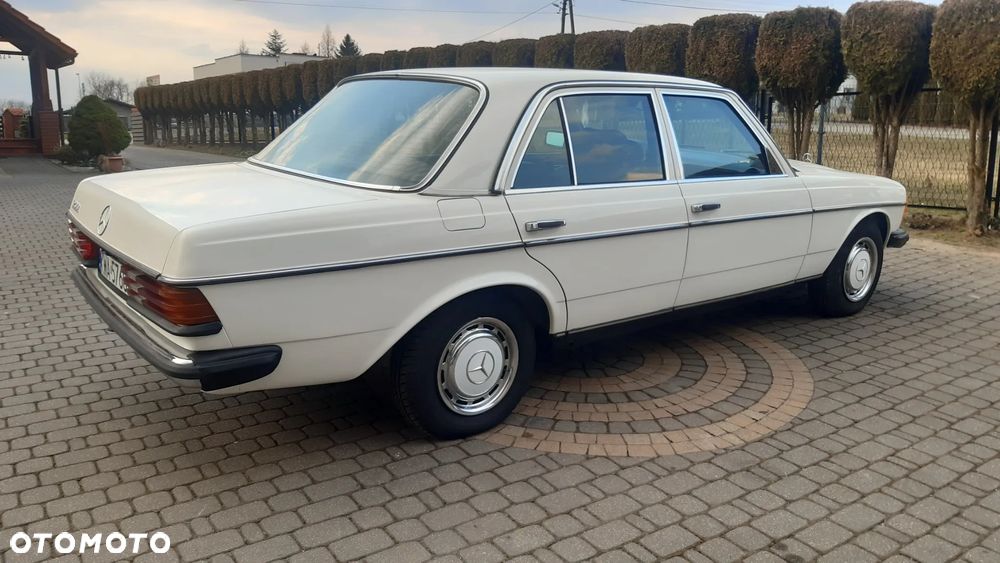 Mercedes-Benz W123 - 32