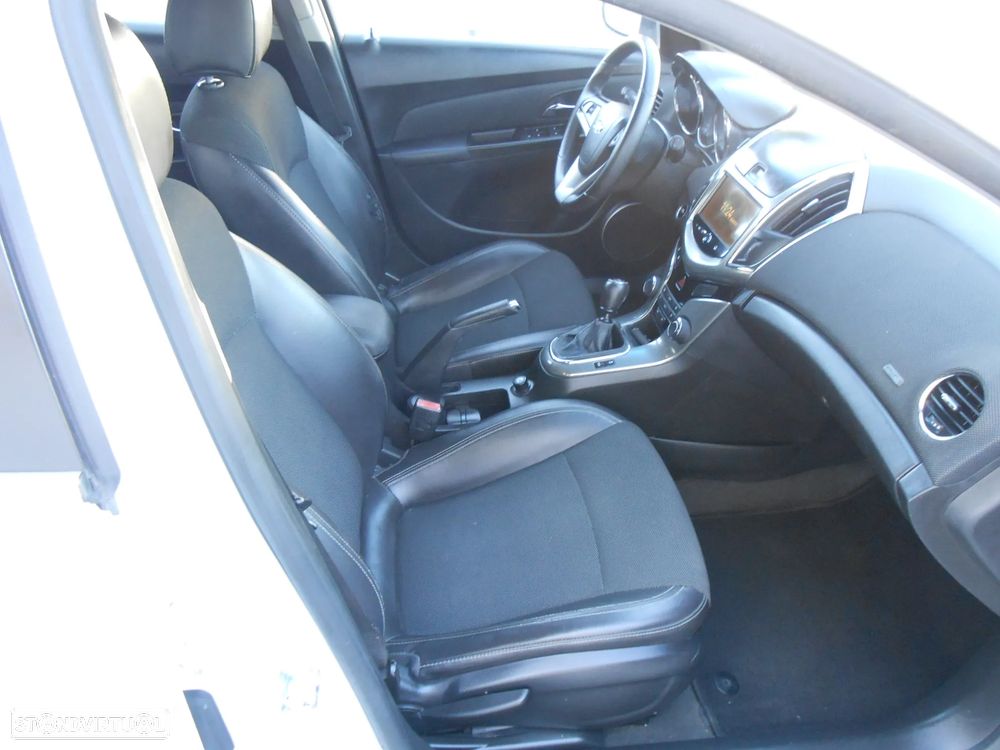 Chevrolet Cruze SW 1.7 VCDi LT - 27