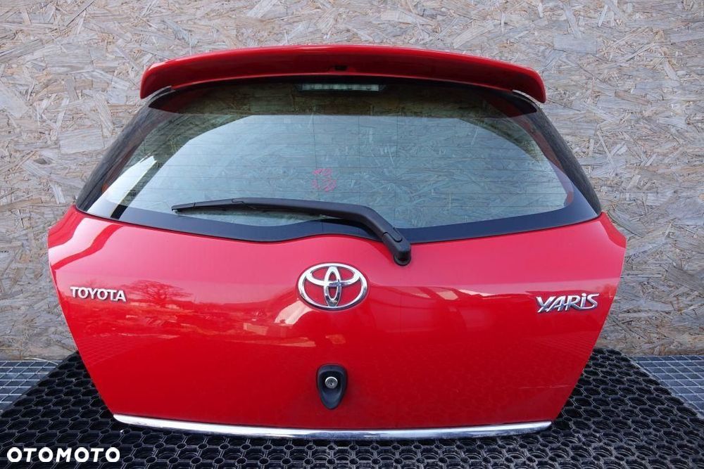 KLAPA BAGAŻNIKA POKRYWA CZERWONA TOYOTA YARIS II 5D - 2